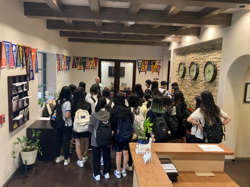 在Fairmont Prep 輔導室說明大學申請流程