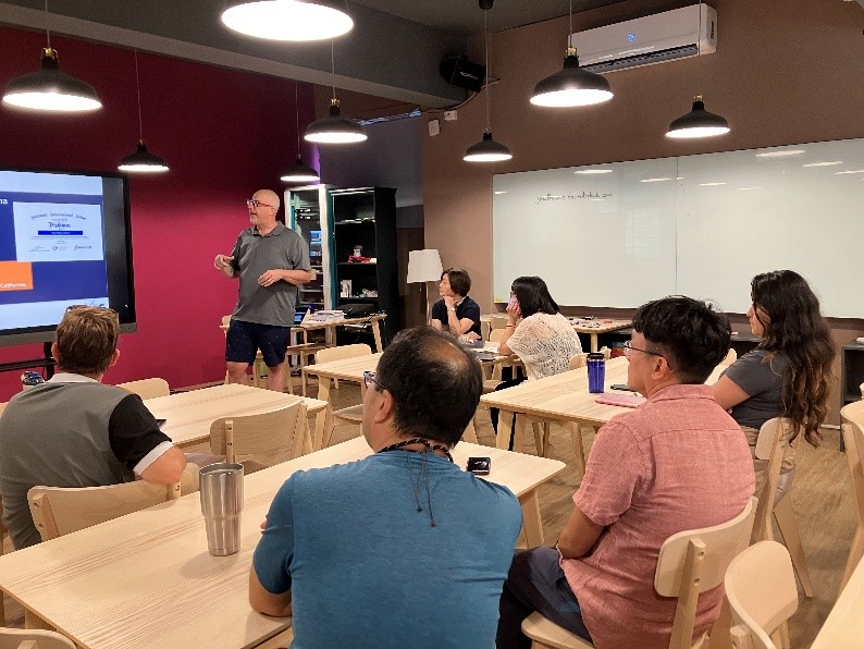 老師們聚精會神聆聽雙聯學制的運作制度