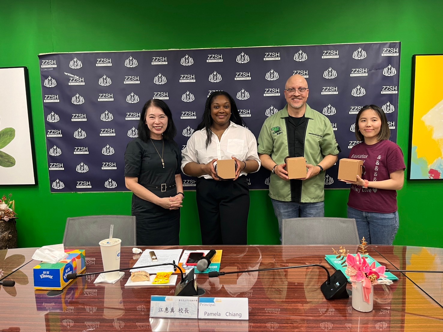 中正高中校長與來訪校長教師合影