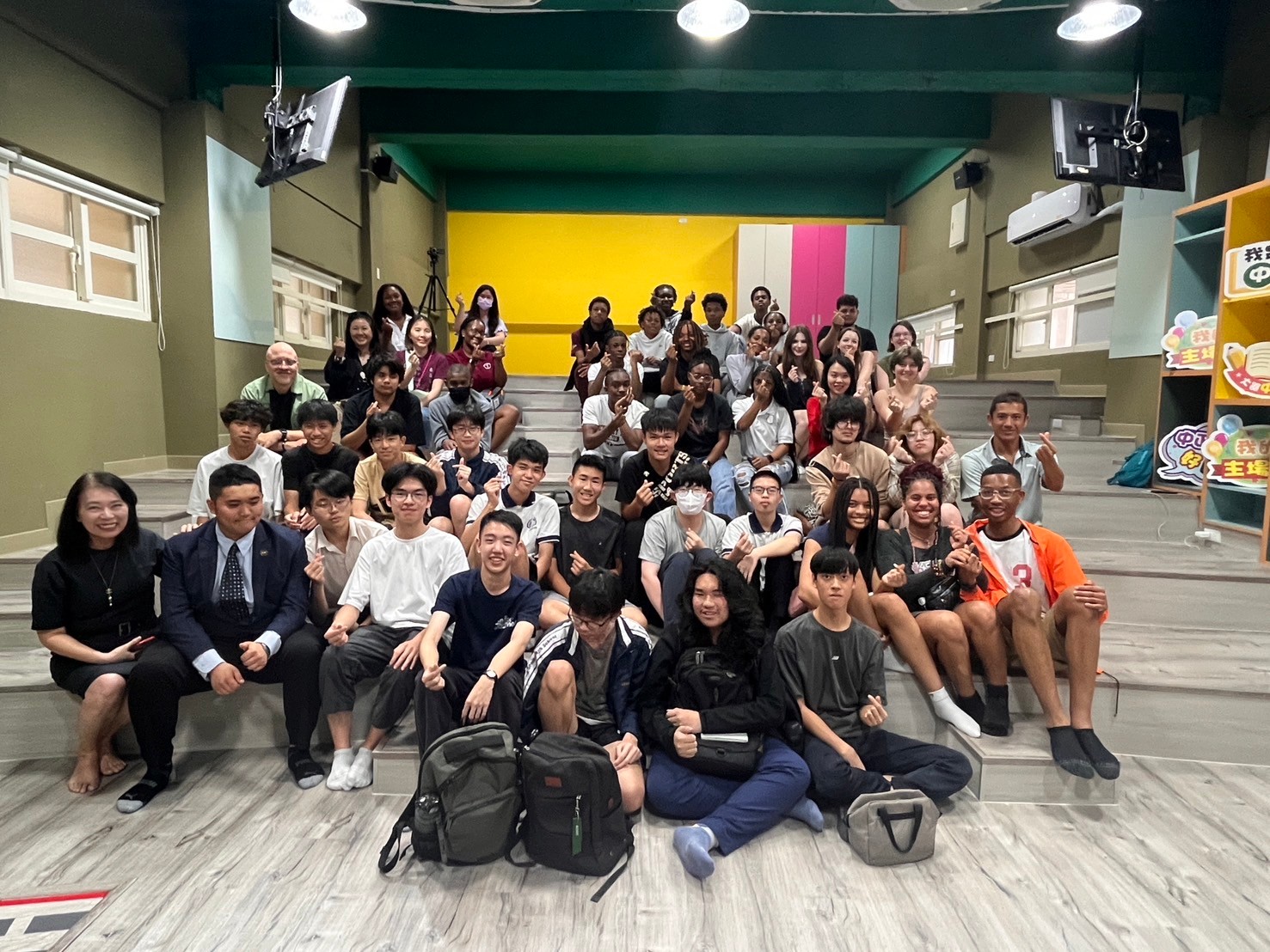 參訪學生和AI學程及科展學生合影