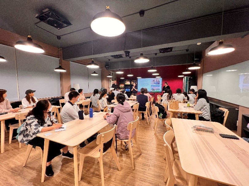 學生與家長一起了解沉浸式課程的安排，與預期的成果。